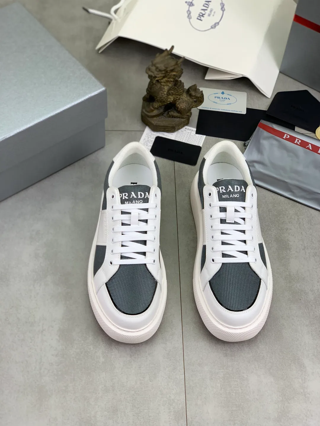 Men's men's shoes 💰P542💰 [New style] popular models are on the official website, 🆘 The trendy brand (Prada) mainly promotes popular models, avant-garde and versatile fashionable men's shoes private version mold opening, cowhide surface splicing 1:1.. Fashionable and simple, original imported cowhide lining cowhide feet; the atmosphere and personality are more fashionable, eye-catching and pursuing class. It will subvert the old idea and be a must-have for fashionistas with you! Must keep it! Tall and comfortable, large and low, high-end quality workmanship. Size: 38-44 4️⃣colors available.